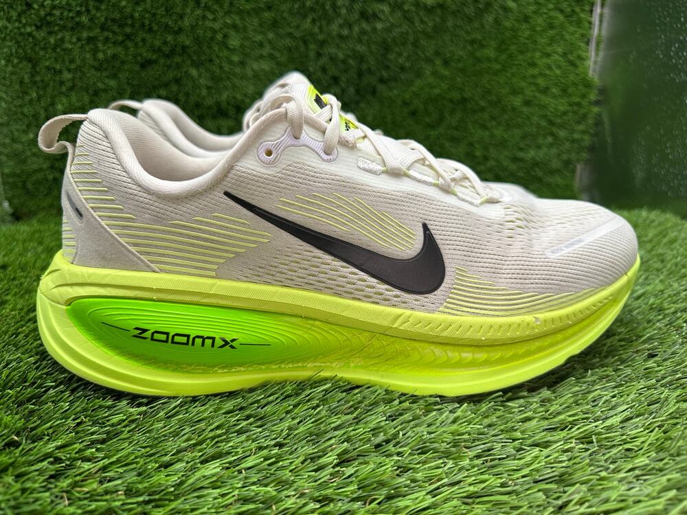 Nike Vomero 18 HM6803-100 Athletic Sneaker Men's 10.5 White Mesh Running Jogging